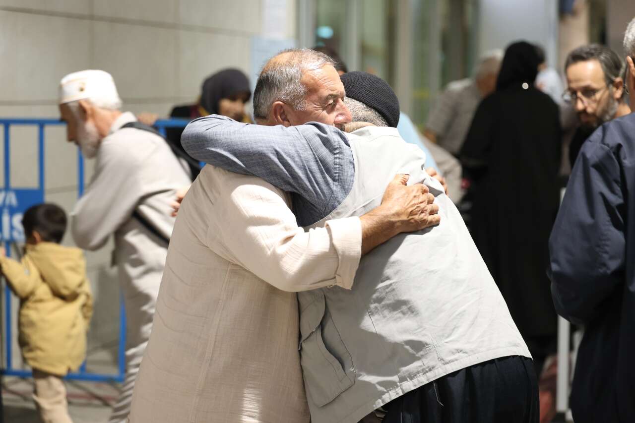 9 günlük kutsal yolculuk sona erdi! Vefa Umresi’nin ikinci kafilesi Konya’ya geldi 3
